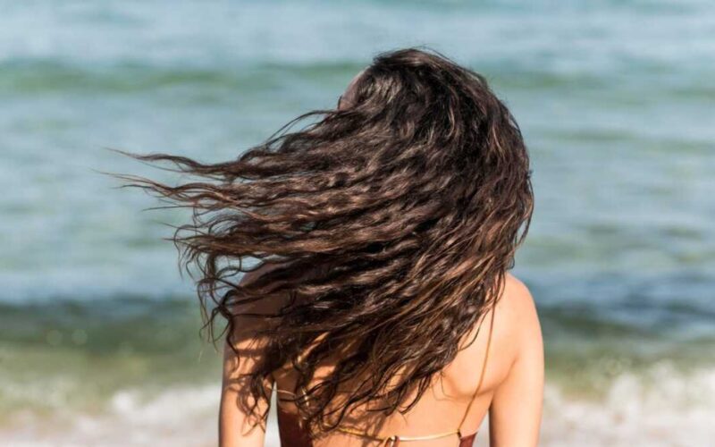 Verão: como dominar o frizz do cabelo em dias de praia e piscina